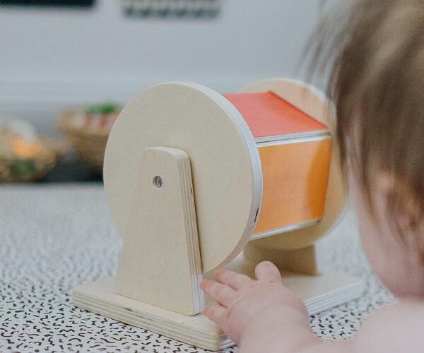 Montessori forgódob csörgővel baba